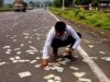 शामली में हाईवे पर नोटों की बारिश, सड़क से 4 लाख रुपये बरामद