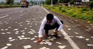 शामली में हाईवे पर नोटों की बारिश, सड़क से 4 लाख रुपये बरामद