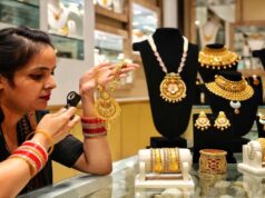 मजबूत डॉलर के कारण सोने और चांदी में बिकवाली, कीमतें 1.6 प्रतिशत तक घटीं