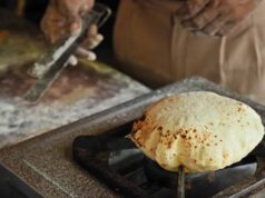 रोटी बनाते समय भूलकर भी न करें ये गलती, घर की बरकत हो सकती है प्रभावित