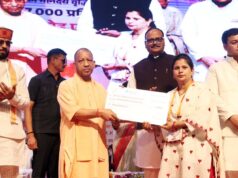 मुख्यमंत्री योगी आदित्यनाथ के हाथों चेक पाकर भावुक हुए अनुदेशक, कहा- सरकार ने दिया सम्मान
