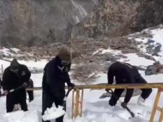 हेमकुंड साहिब में बिछी सफेद चादर, बर्फ काटकर रास्ता बनाने में जुटी सेना