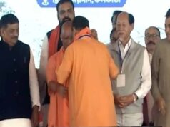 सीएम योगी ने बंगाल के नए मुख्यमंत्री को भगवा अंगवस्त्र पहनाया