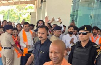 बस्तर पहुंचे CM योगी, मुख्यमंत्री साय ने किया गर्मजोशी से स्वागत