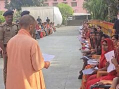गोरखनाथ मंदिर में सीएम योगी का जनता दर्शन, 200 से अधिक फरियाद सुनी