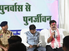 रायपुर : पुनर्वासित युवाओं से मिले उप मुख्यमंत्री विजय शर्मा और वन मंत्री केदार कश्यप