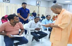 लखनऊ में जनता दर्शन, सीएम योगी ने सुनीं फरियादियों की समस्याएं, दिए सख्त निर्देश