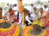 सीएम योगी ने अपने आवास पर लगाया एक पेड़ मां के नाम