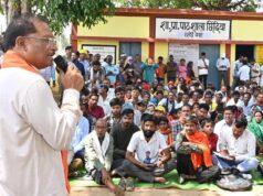 आम की छांव में मुख्यमंत्री की चौपाल: खाट पर बैठे, ग्रामीणों की सुनी बात, मौके पर दिए समाधान