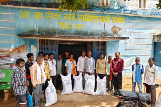 सरकार बनी किसानों की ताकत, जशपुर में रियायती दरों पर मिल रहे खाद-बीज