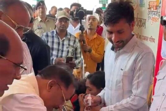 द्रनाहू कुर्मी-क्षत्रिय समाज के केंद्रीय अधिवेशन में मुख्यमंत्री ने बच्चों को कराया स्वर्णप्राशन