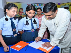 रायपुर : शाला प्रवेशोत्सव: शिक्षा मंत्री गजेन्द्र यादव ने बच्चों संग बैठकर सिखाया पहाड़ा, स्मार्ट क्लास का किया लोकार्पण