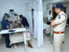 पुलिस कमिश्नर संजीव शुक्ला ने अस्पताल पहुंचकर घायल पुलिस जवानों का जाना हाल