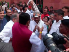 संसद में धर्मेंद्र प्रधान का भव्य स्वागत, इस्तीफे के बाद पहली बार पहुंचे तो NDA सांसदों ने पाग पहनाकर किया अभिनंदन
