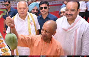 UP Mango Festival: आधा किलो का आम देख CM योगी हुए खुश, प्रदर्शनी में आकर्षण का बना केंद्र