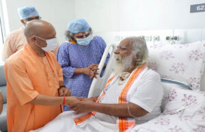 सीएम योगी मेदांता अस्पताल पहुंचे, महंत नृत्य गोपाल दास का जाना हालचाल