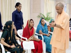 मुख्यमंत्री योगी आदित्यनाथ ने जनता दर्शन में सुनीं फरियादियों की समस्याएं