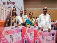 सीएम योगी ने स्वच्छ व हरित विद्यालयों के प्रधानाचार्यों/प्रधानाध्यापकों का किया सम्मान