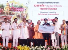 सपनों को मिले पंख: अमरोहा में सीएम योगी ने बांटी खुशियों की चाबी और स्वावलंबन के चेक