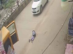 CG News: चलती स्कूल वैन का गेट खुला, सड़क पर गिरा मासूम; बड़ा हादसा टला