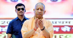 सीएम योगी ने चित्रकूट में योजनाओं के लाभार्थियों को वितरित किए चेक