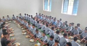 भैरमगढ़ में सामाजिक सहभागिता की अनूठी पहल, पीएम पोषण योजना के तहत बच्चों को मिला पौष्टिक और स्वादिष्ट भोजन