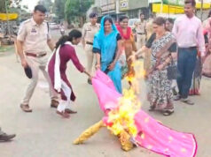महिलाओं के सम्मान पर सियासत गरम: केंद्रीय मंत्री प्रह्लाद जोशी और सांसद कंगना रनौत के खिलाफ महिला कांग्रेस का उग्र प्रदर्शन, सार्वजनिक माफी की मांग