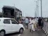 ब्रिज की सेफ्टी वॉल से टकराई बस, 4 की मौत; खिड़कियां टूटने से नीचे गिरे यात्री