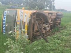 CG में स्कूल बस अनियंत्रित होकर पलटी, 18 बच्चे घायल; मची चीख-पुकार