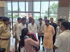 सड़क हादसे में घायल जवानों से मिलने जगदलपुर अस्पताल पहुंचे वन मंत्री