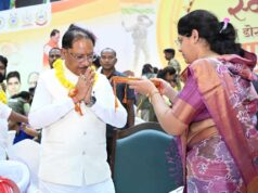 राखी बंधवाकर भावुक हुए मुख्यमंत्री साय