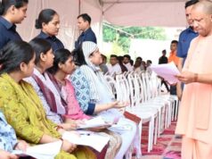 बारिश के बीच CM योगी का जनता दर्शन, करीब 200 फरियादियों की सुनी समस्याएं