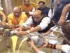रक्षा मंत्री और मुख्यमंत्री ने बाबा विश्वनाथ के किए दर्शन, PM मोदी के लिए मांगी प्रार्थना