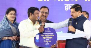 CM मोहन यादव को पीछे बैठाकर छात्रा ने दौड़ाई स्कूटी, साथ-साथ दौड़े सुरक्षाकर्मी