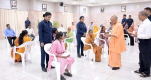 जनता दर्शन में CM योगी सख्त, बोले- छोटी घटनाओं पर भी तुरंत एक्शन लें अफसर