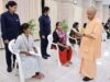 जनता दर्शन में बुजुर्ग की पीड़ा सुन भावुक हुए CM योगी, आरोपियों पर सख्त कार्रवाई के निर्देश