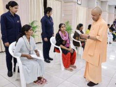 जनता दर्शन में बुजुर्ग की पीड़ा सुन भावुक हुए CM योगी, आरोपियों पर सख्त कार्रवाई के निर्देश