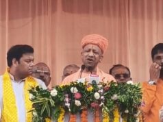 जन्माष्टमी पर मथुरा पहुंचे CM योगी, श्रीकृष्ण जन्मस्थान में किया पूजन; श्रद्धालुओं पर बरसाए फूल