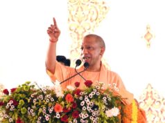सीएम योगी की सौगात: आंगनवाड़ी कार्यकत्रियों को अब मिलेंगे 12 हजार, सहायिकाओं को छह हजार मानदेय मुख्यमंत्री योगी आदित्यनाथ ने अयोध्या से की बड़ी घोषणा, कार्यकत्रियों और सहायिकाओं के परिवार को हर साल पांच लाख रुपये तक कैशलेस इलाज दो की जगह अब मिलेंगी तीन साड़ियां, स्मार्टफोन से रियल टाइम डेटा से जुड़ेंगे आंगनवाड़ी केंद्र