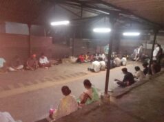 नेलसनार में बाढ़ के बीच जिला प्रशासन की मानवीय पहल, बाढ़ में फंसे यात्रियों को कराया भोजन
