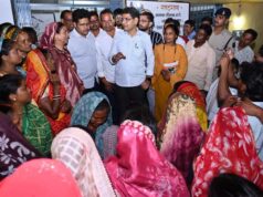 बाढ़ पीड़ितों के बीच पहुंचे राजस्व मंत्री टंक राम वर्मा