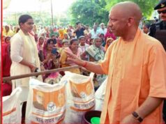 योगी सरकार के निर्देश पर बाढ़ प्रभावितों को नावों से पहुंचाया जा रहा भोजन और राशन