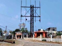 रायपुर: फुंडहर के खेल मैदान में निजी होर्डिंग लगाने का विरोध, सुरक्षा मानकों की अनदेखी का आरोप