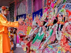योगी आदित्यनाथ की अगुवाई में निकली गोरक्षपीठ की भव्य विजयादशमी शोभायात्रा, जगह-जगह हुआ स्वागत