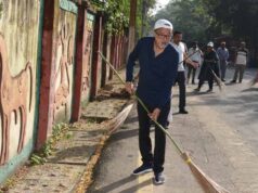 राज्यपाल डेका ने गांधी जयंती पर की साफ-सफाई