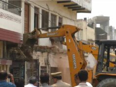 वाराणसी में सड़क चौड़ीकरण के लिए बड़ा बुलडोजर एक्शन, मुस्लिम बहुल इलाके में 10 भवन ध्वस्त