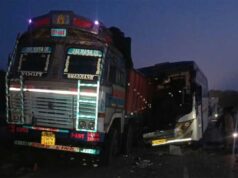 रायपुर-बिलासपुर हाईवे पर भीषण हादसा, खड़े ट्रक से टकराई बस; 5 की मौत, 14 घायल 2. छत्तीसगढ़ में दर्दनाक सड़क हादसा: ट्रक से भिड़ी बस, पांच लोगों की मौत, 14 घायल 3. रायपुर-बिलासपुर मार्ग पर मौत का मंजर, बस-ट्रक की टक्कर में 5 की जान गई, 14 घायल