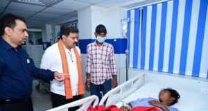 उप मुख्यमंत्री विजय शर्मा ने अस्पताल पहुंचकर जाना सड़क हादसे में घायलों का हाल